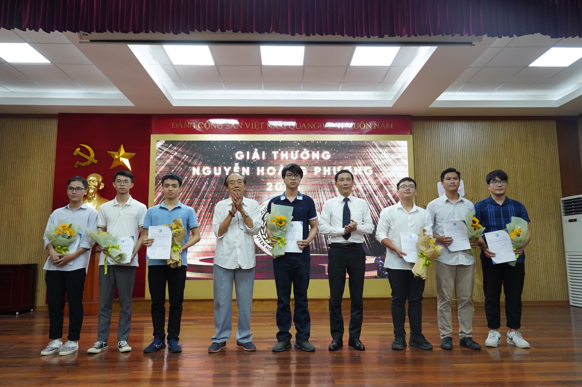 Cao Văn Đông, sinh viên K67 ngành Vật lý học hệ Tài năng (đứng giữa) giành giải nhất Giải thưởng Nguyễn Hoàng Phương