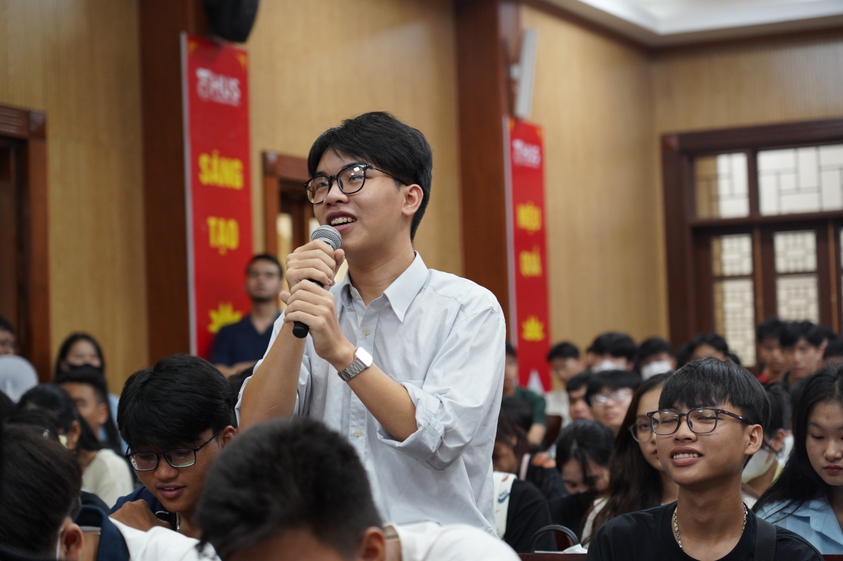 Tân sinh viên K69 đặt câu hỏi giao lưu với các doanh nghiệp, cựu sinh viên