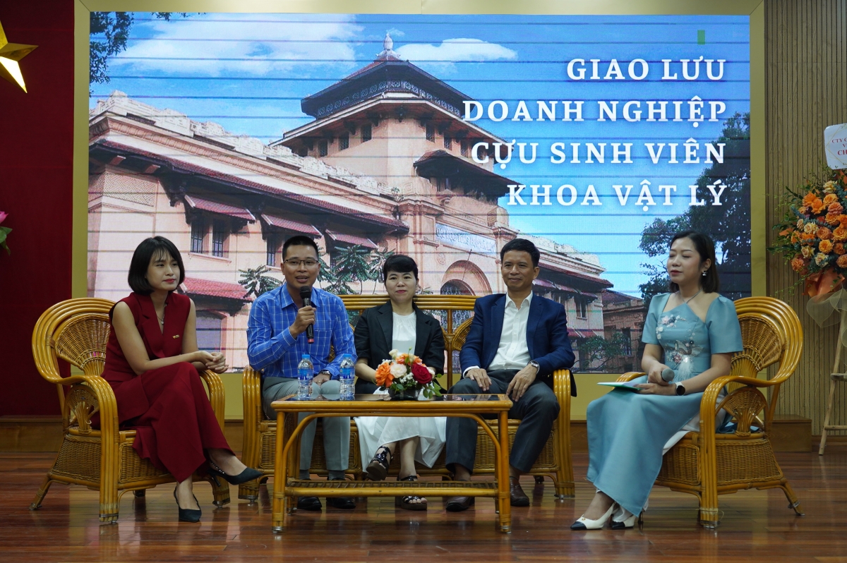 Giao lưu giữa doanh nghiệp, cựu sinh viên với tân sinh viên K69 khoa Vật lý