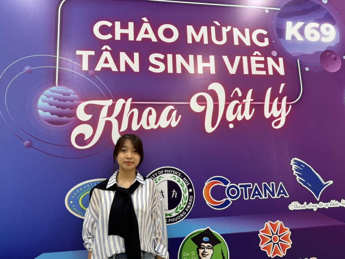 Bạn Nguyễn Trần Hồng Anh, tân sinh viên K69 ngành Vật lý học, thủ khoa đầu vào Khoa Vật lý với điểm số 28,5 đểm.