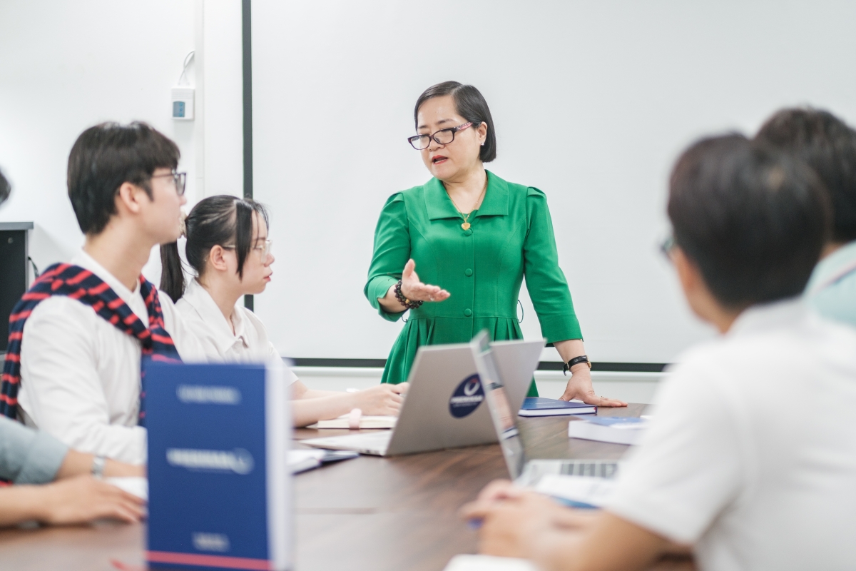 PGSTS Trần Thị Minh Hòa - Phó Hiệu trường Trường ĐH Phenikaa ( áo xanh ) đang hướng dẫn học viên
