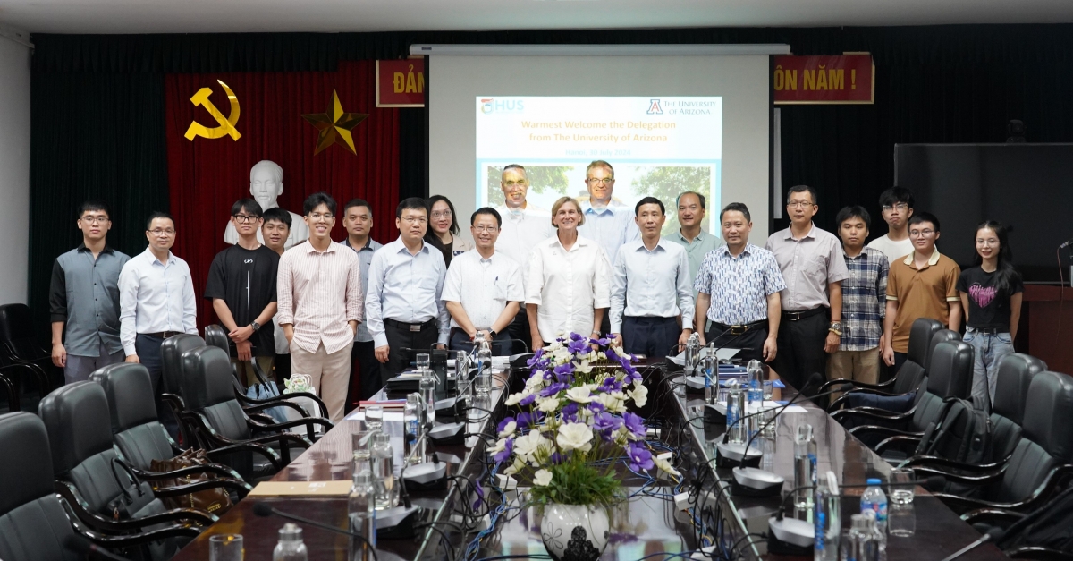 Các đại biểu tham dự tọa đàm “Thúc đẩy đào tạo và nghiên cứu trong lĩnh vực bán dẫn, chia sẻ kinh nghiệm từ ĐH Arizona, Hoa Kỳ” tại Trường ĐHKHTN ĐHQGHN ngày 30/7/2024.