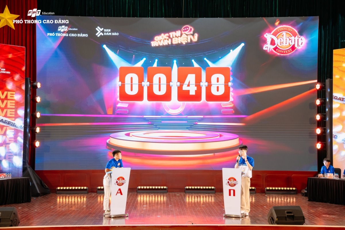 Đại diện sinh viên PTCĐ FPT Polytechnic Bình Dương và PTCĐ FPT Polytechnic Tây Nguyên cùng tranh biện về chủ đề: "Cha mẹ được quyền thúc đẩy con tới thành công?"
