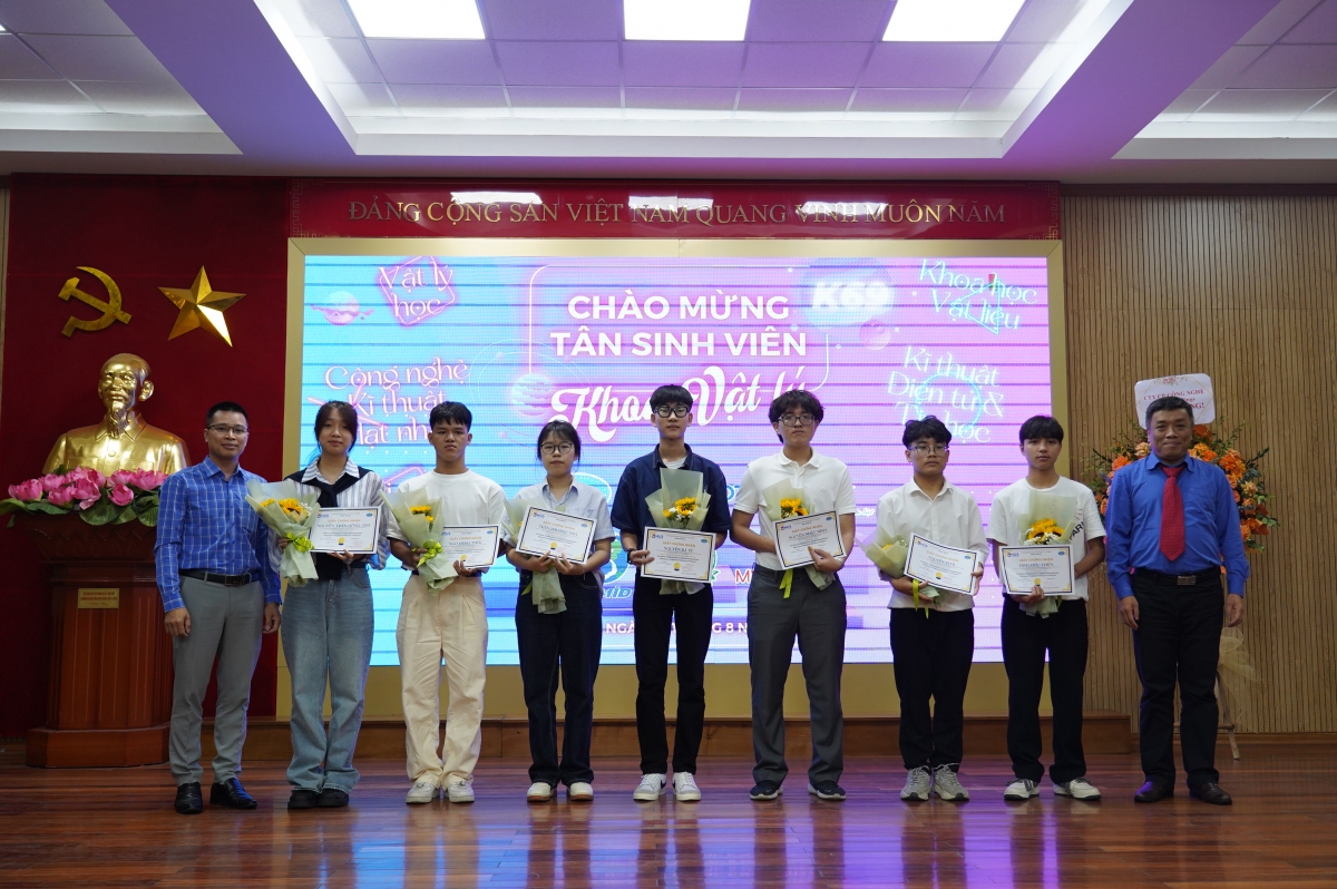 Ban chủ nhiệm Khoa tặng giấy khen và quà cho tân sinh viên có điểm trúng tuyển cao năm 2024
