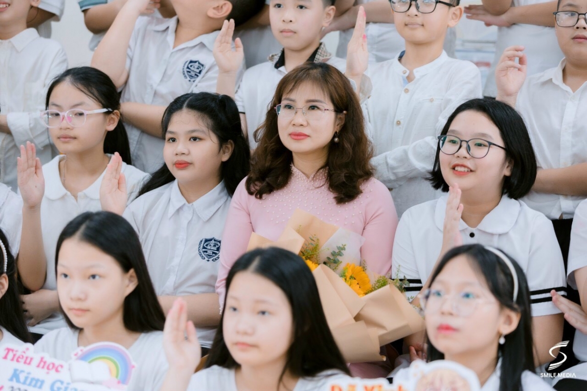 Bộ Chính trị yêu cầu thực hiện chủ trương lương của nhà giáo được xếp cao nhất trong hệ thống thang bậc lương hành chính sự nghiệp, có thêm phụ cấp tùy theo tính chất công việc, theo vùng. (Ảnh minh họa)