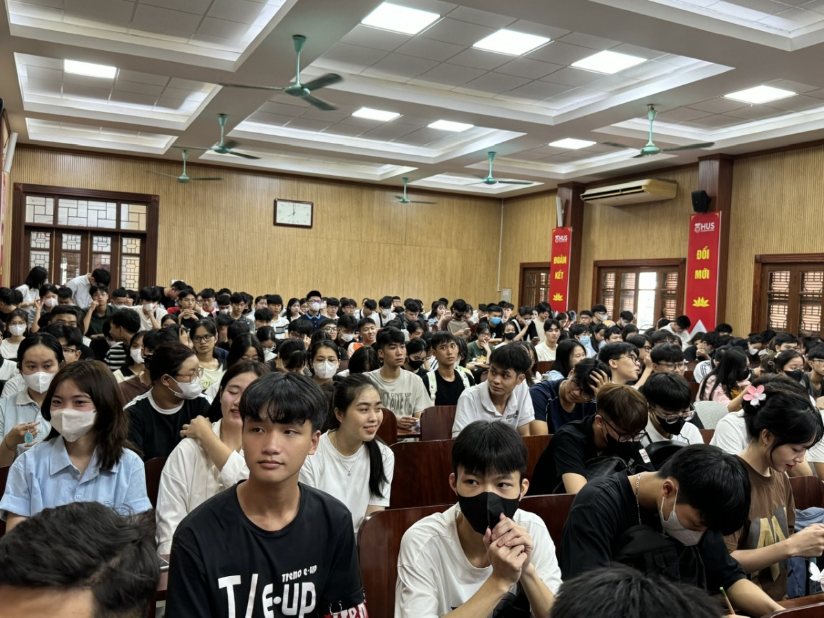 Các tân sinh viên Khoa Vật lý vừa nhập học 8/2024
