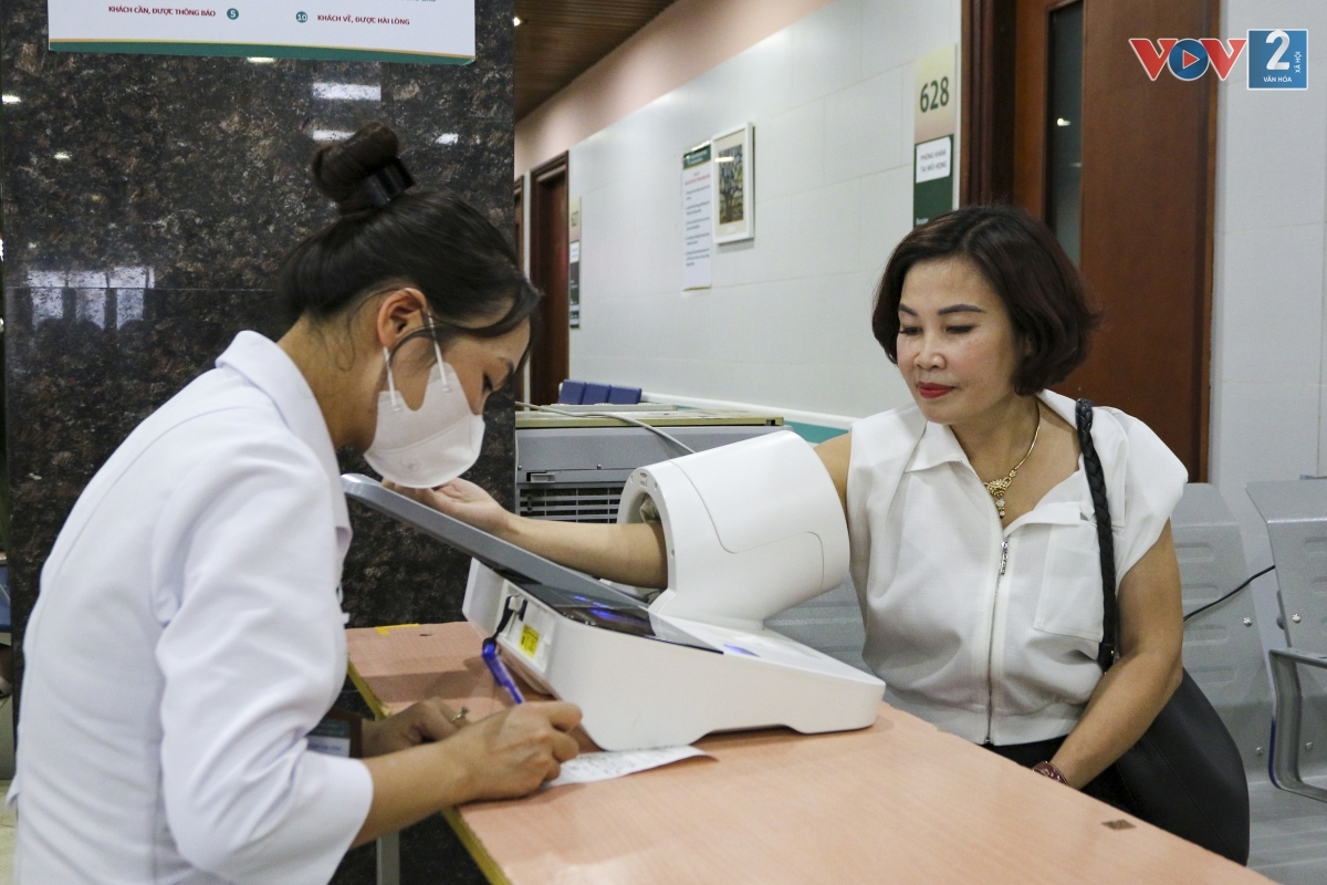 Sau khi đo huyết áp, người dân được hướng dẫn đến thẳng phòng khám
