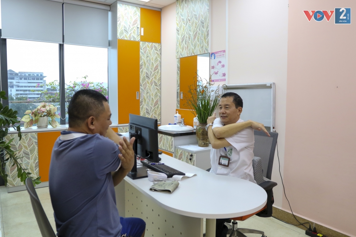 PGS.TS Đào Hùng Hạnh đang thăm khám ngoài giờ cho một bệnh nhân