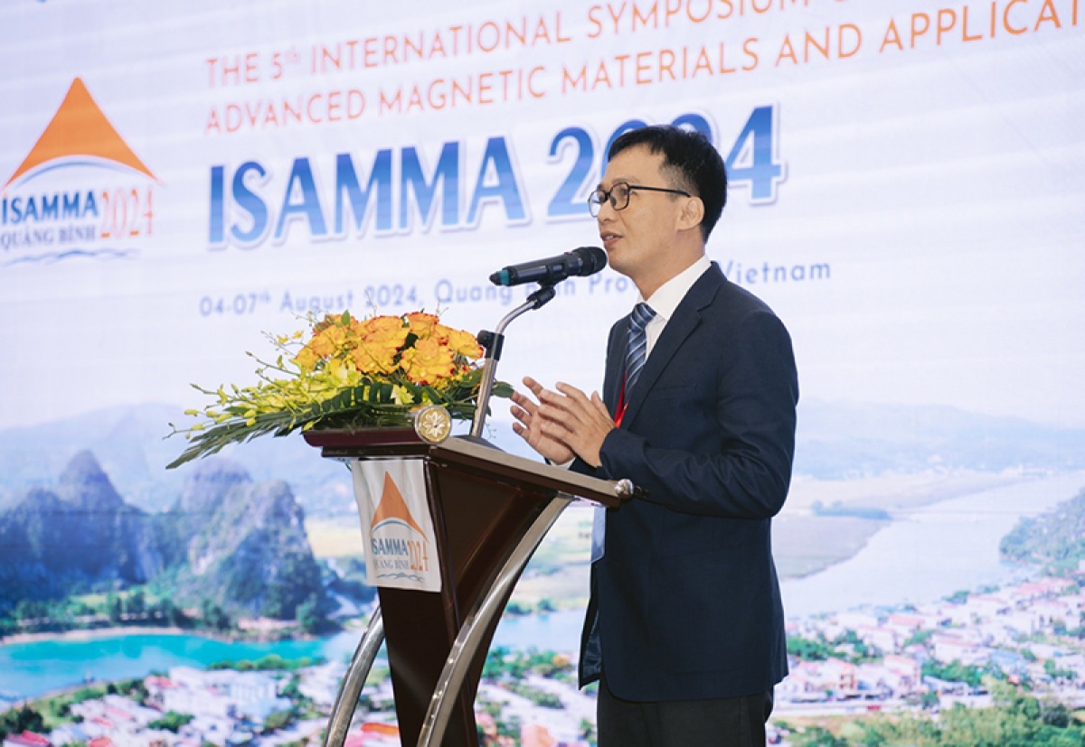 GS.TS Phan Bách Thắng, Trung tâm nghiên cứu Vật liệu Cấu trúc Nano và Phân Tử ĐHQG TP.HCM phát biểu tại Hội nghị