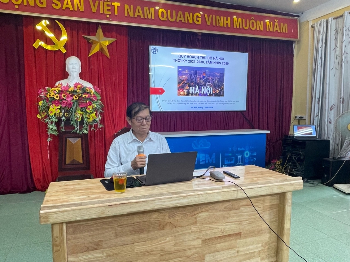 PGS.TS Bùi Tất Thắng giảng bài cho giáo viên 3 huyện Ứng Hòa, Mỹ Đức, Phú Xuyên