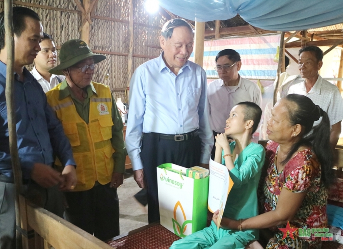 Thượng tướng Nguyễn Văn Rinh trong một lần tới thăm, tặng quà và động viên nạn nhân chất độc da cam tại tỉnh Cà Mau.