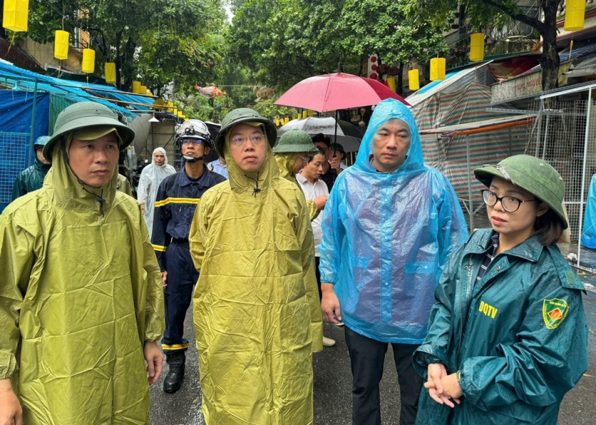 Bí thư Quận ủy, Chủ tịch HĐND quận Hoàn Kiếm Vũ Đăng Định và Chủ tịch UBND quận Hoàn Kiếm Phạm Tuấn Long cùng đoàn công tác đã đi kiểm tra thực tế địa bàn trọng yếu