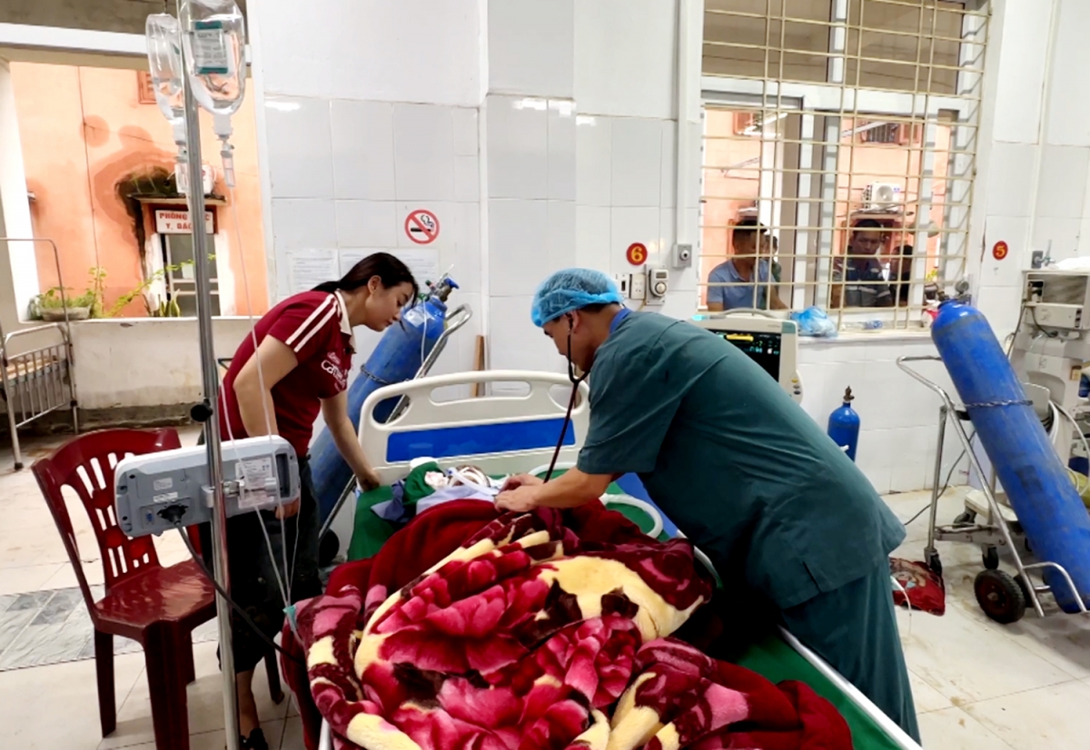 Bác sĩ Phạm Hồng Việt, Giám đốc Bệnh viện Đa khoa huyện Bảo Yên trực tiếp thăm khám nạn nhân nguy kịch. Ảnh: Báo Lào Cai.