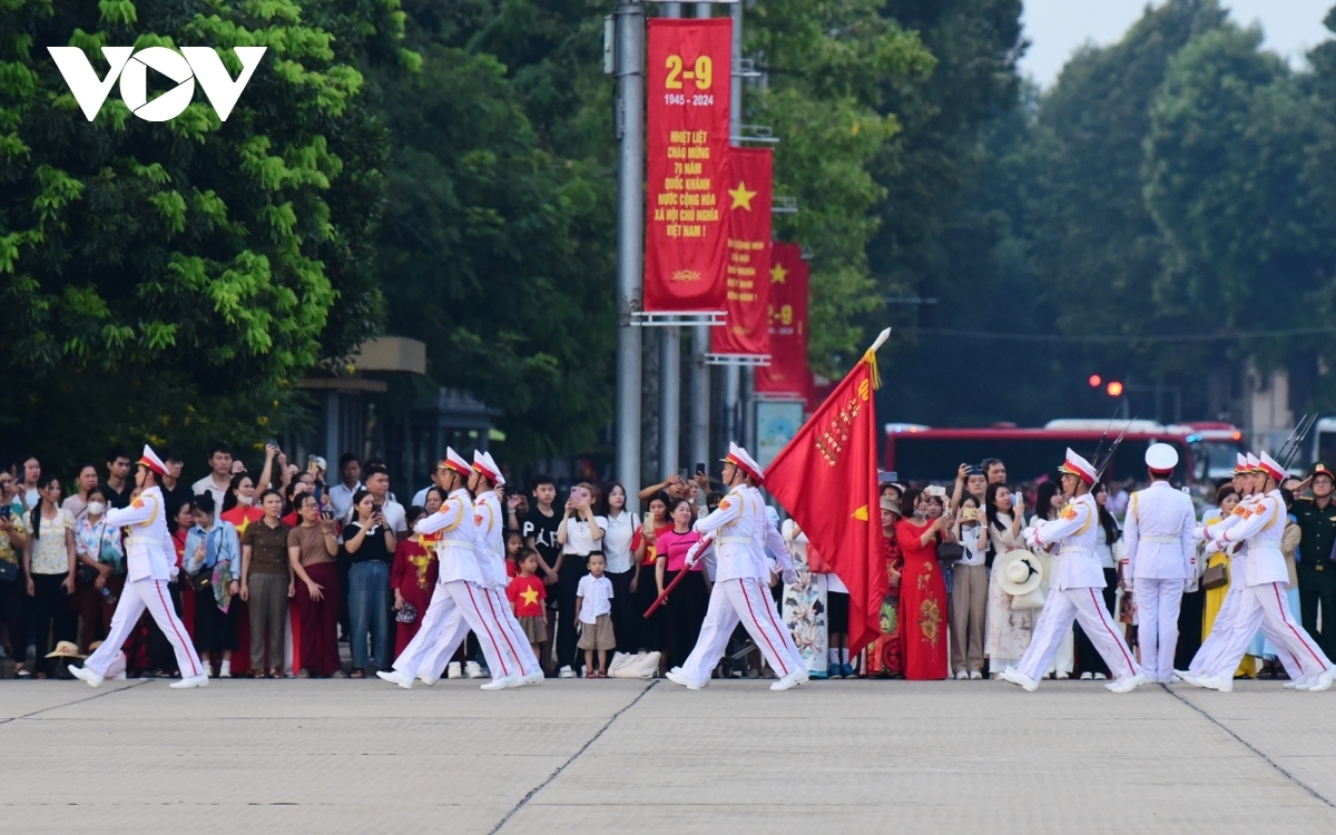 5h55 ngày 2/9, đội tiêu binh hành tiến vào Quảng trường Ba Đình trên nền quân nhạc. Rất đông người dân chờ sẵn ở góc đường Hùng Vương giao với Lê Hồng Phong để chứng kiến sự xuất hiện của đội tiêu binh.