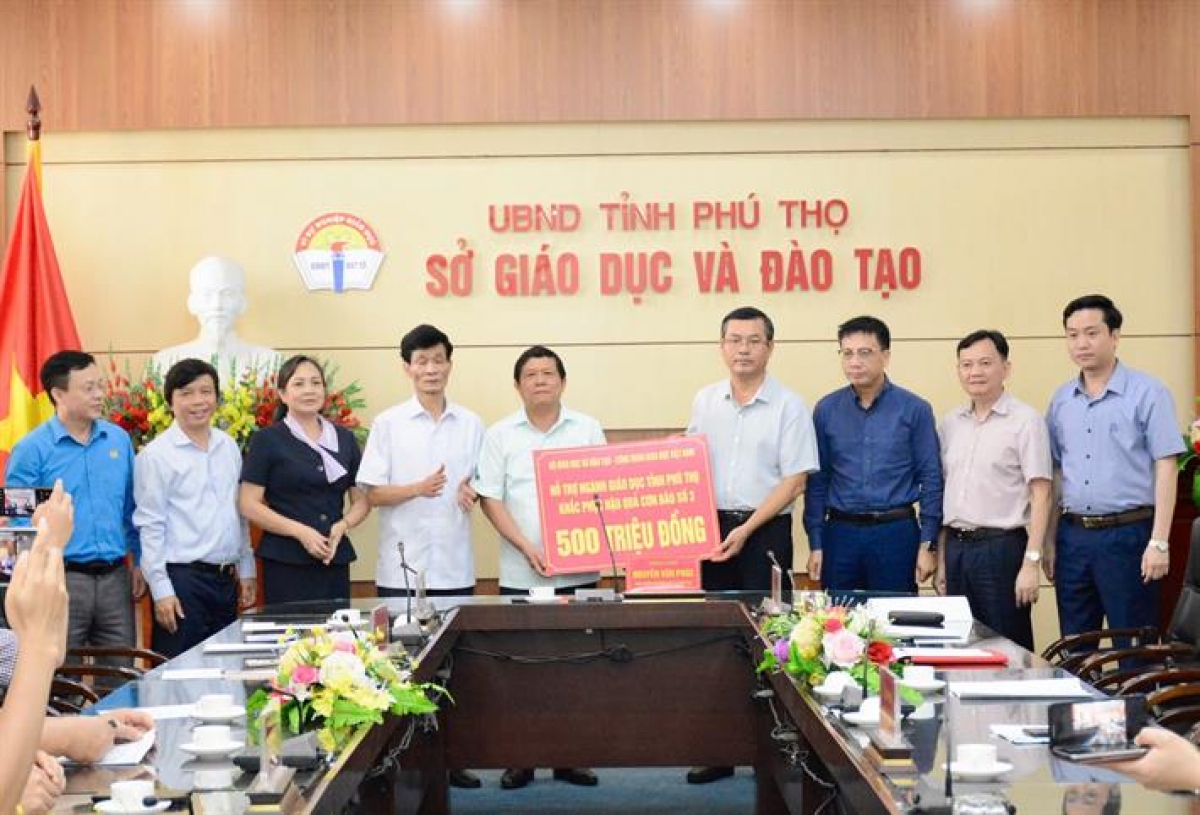 Thứ trưởng Nguyễn Văn Phúc. Chủ tịch Công đoàn Giáo dục Việt Nam Nguyễn Ngọc Ân trao hỗ trợ cho ngành Giáo dục Phú Thọ