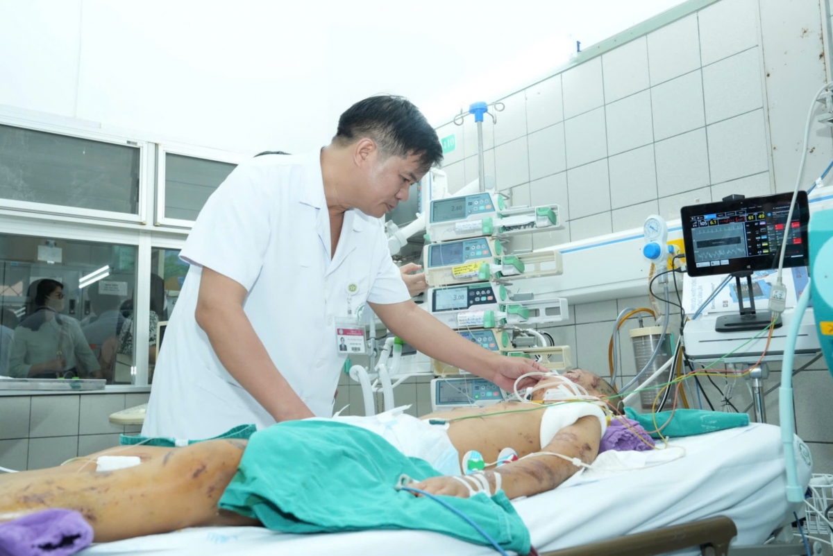 PGS.TS Đào Xuân Cơ khám và chỉ đạo hội chẩn để tìm ra phương pháp điều trị tối ưu cho bệnh nhi