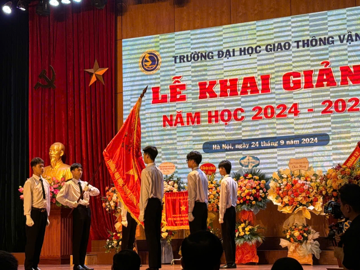 Cờ truyền thống được trao cho sinh viên K65