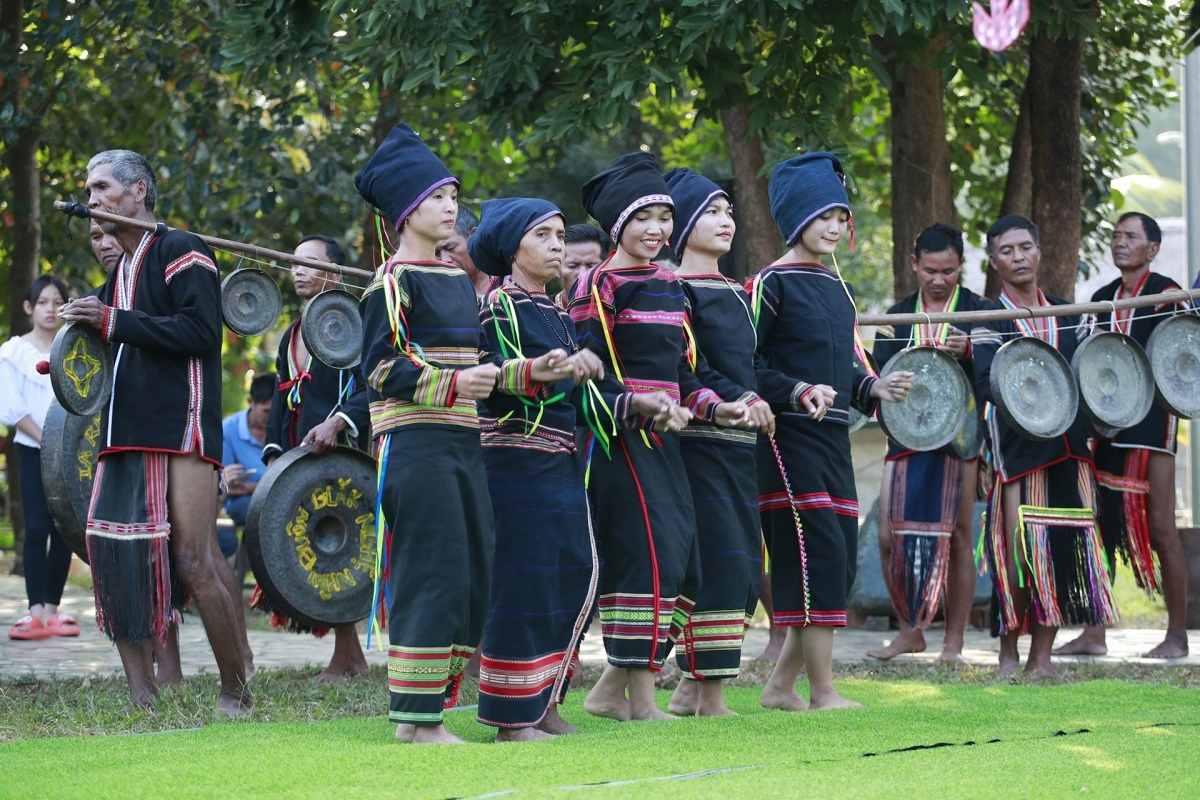 Sau khi kết thúc phần lễ nghi, đồng bào Jrai sẽ cùng nắm chặt tay nhau để hòa mình trong tiếng cồng chiêng và những điệu dân ca, dân vũ. Ảnh: Tuấn Minh