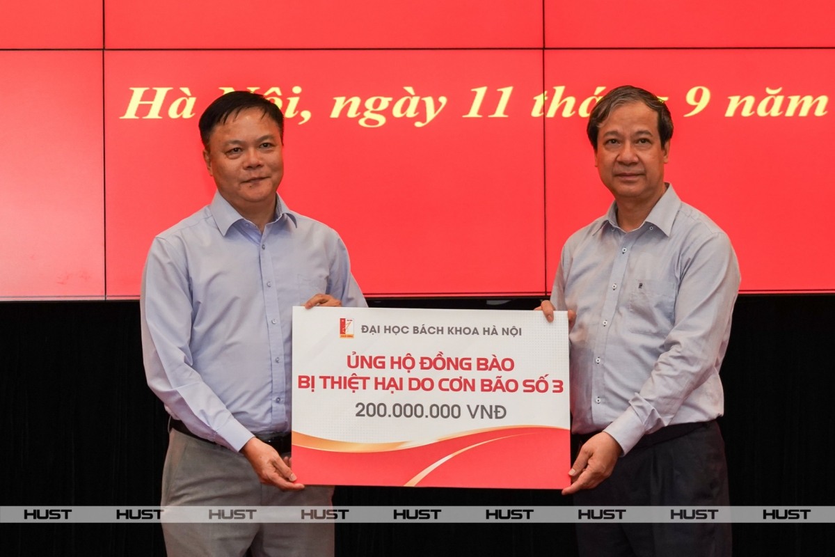 Bộ trưởng Nguyễn Kim Sơn tiếp nhận số tiền ủng hộ của Đại học Bách khoa Hà Nội cho đồng bào chịu ảnh hưởng thiệt hại do thiên tai ( Ảnh TTTT ĐHBKHN )