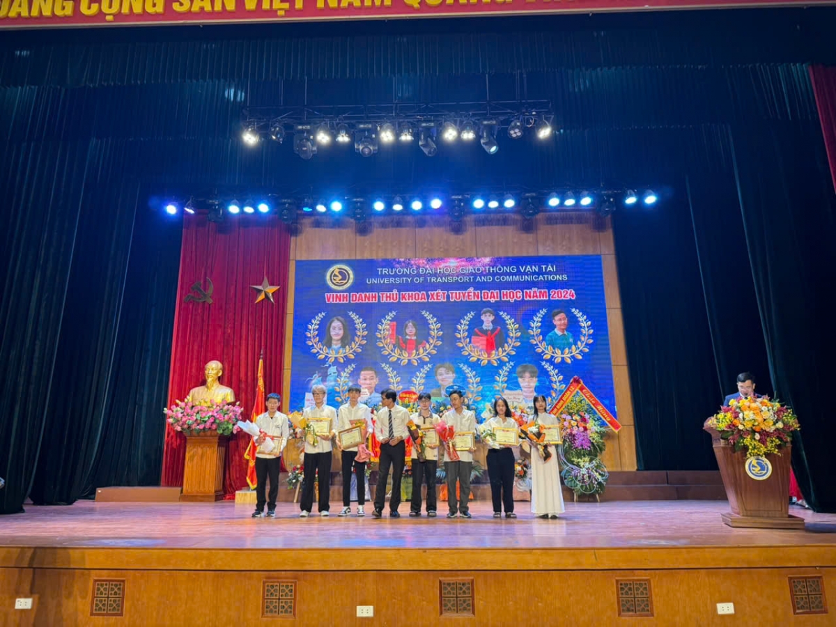 7 sinh viên có điểm trúng tuyển cao được nhà trường tặng giấy khen