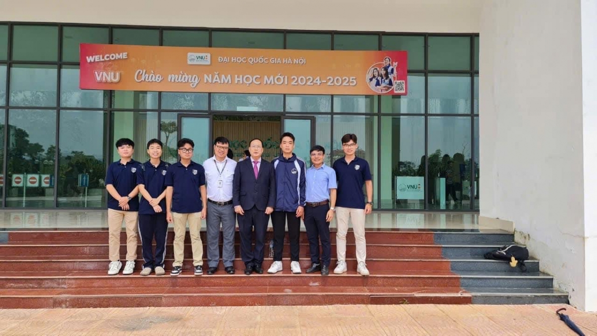 GSTSKH Nguyễn Đình Đức là người truyền cảm hứng học tập, nghiên cứu khoa học cho nhiều thế hệ học trò ( ảnh GS chụp với các tân sinh viên ĐHQGHN 9/2024 )
