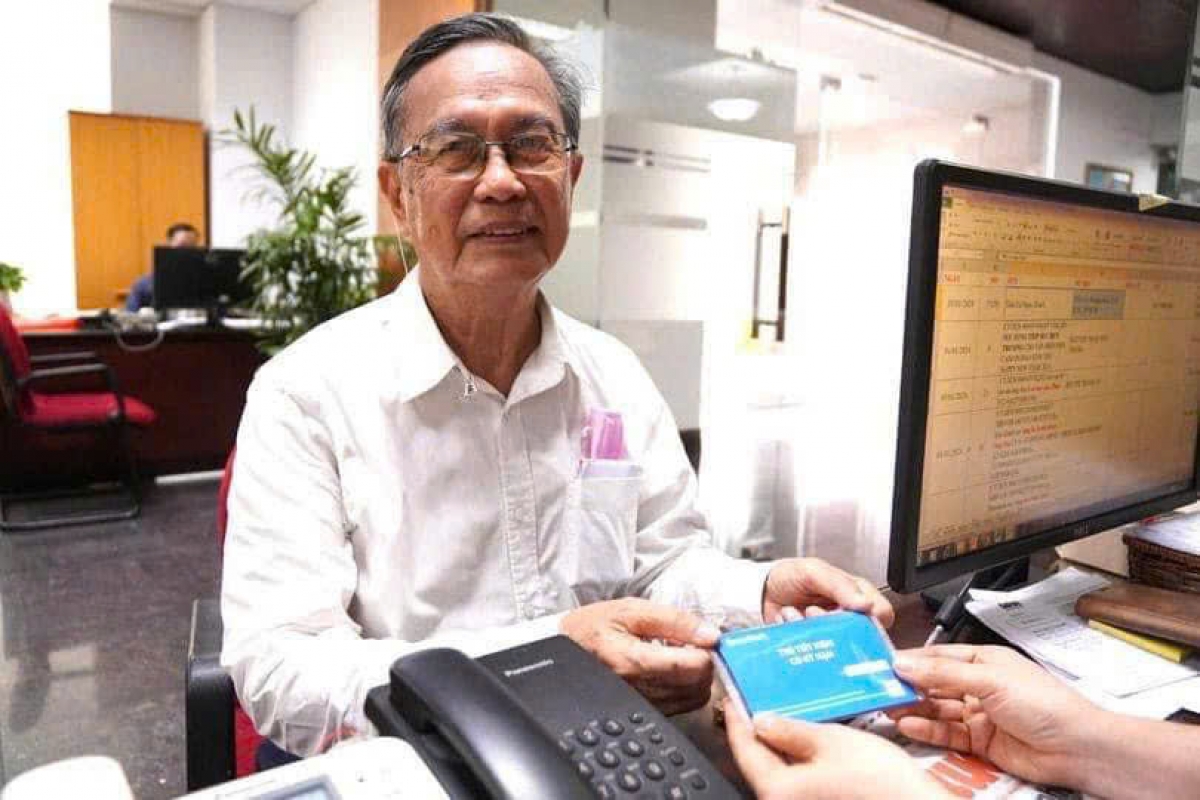 GS Lê Ngọc Thạch trao sổ tiết kiệm tặng người dân bị thiệt hại do bão lũ (Ảnh trên trang cá nhân của GS Lê Ngọc Thạch )