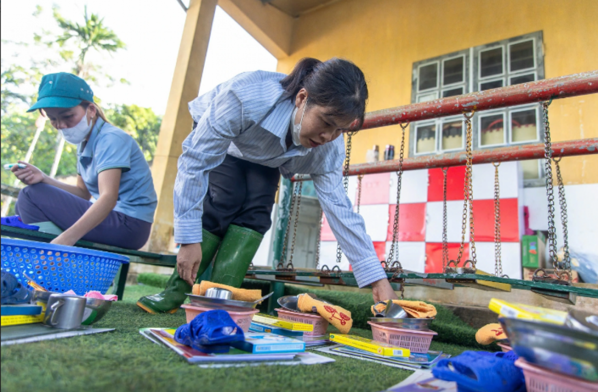 Cô giáo mầm non ngậm ngùi gom di vật của học trò ở Làng Nủ đã thiệt mạng và mất tích
(Ảnh: Tuấn Minh)