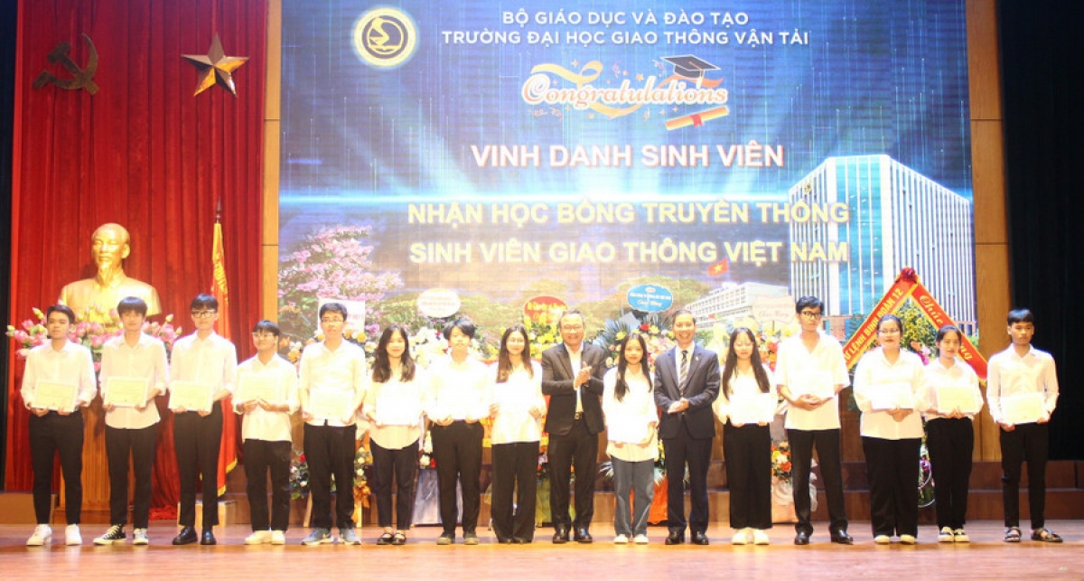 Những sinh viên có thành tích học tập xuất sắc được nhận học bổng truyền thống sinh viên Giao thông Việt Nam
