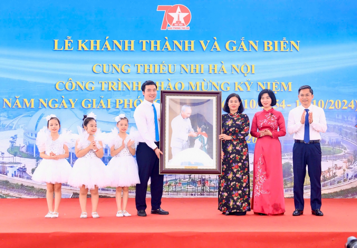 Tại buổi lễ, lãnh đạo thành phố Hà Nội đã trao tặng Cung Thiếu nhi và thiếu nhi Thủ đô bức tranh Bác Hồ với thiếu nhi.