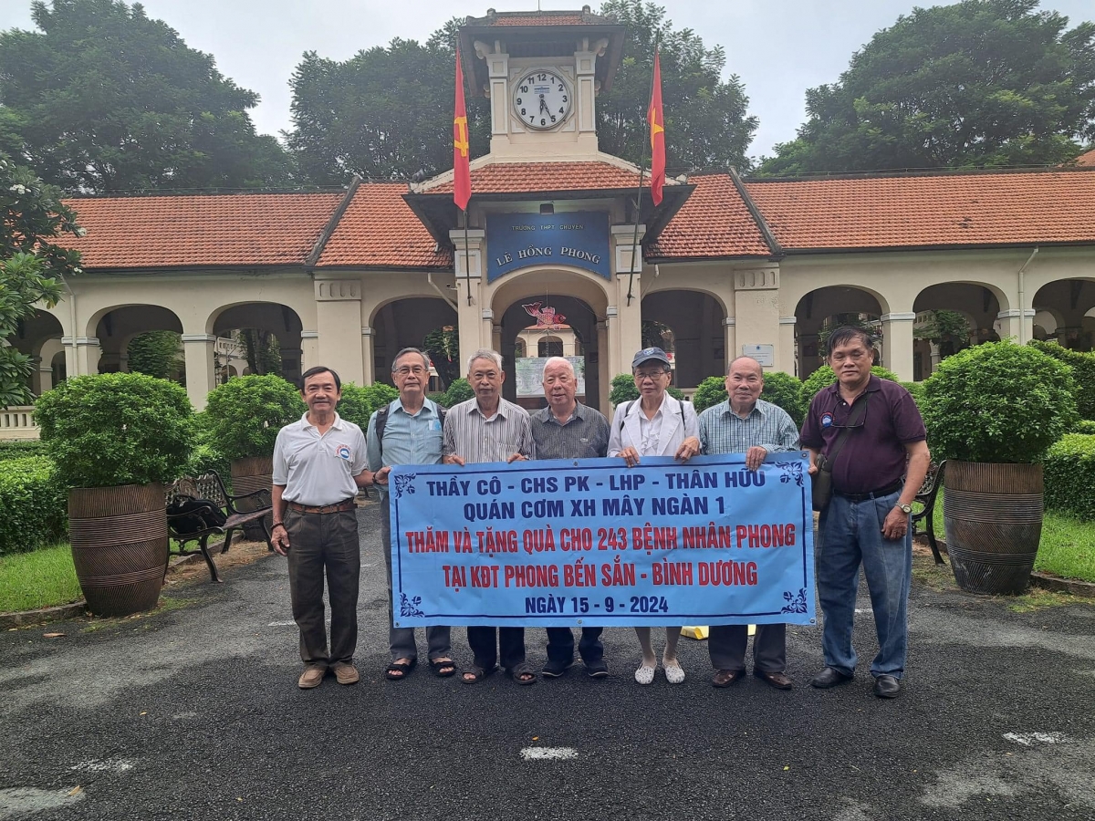 GS Lê Ngọc Thạch (thứ 2 từ trái sang) và bạn bè thăm và tặng quà cho bệnh nhân Khu điều trị Phong Bến Sắn - Bình Dương 15/9/2024 (ảnh trên trang cá nhân của GS)