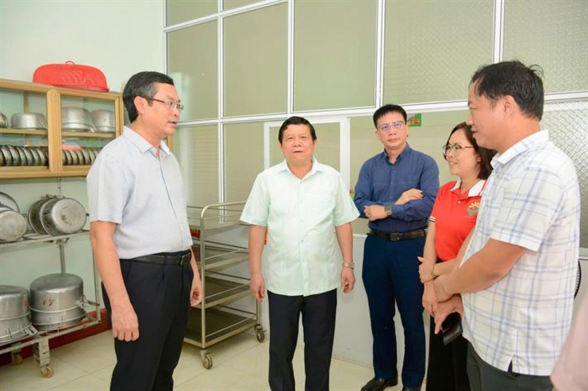 Thứ trưởng Nguyễn Văn Phúc kiểm tra bếp ăn của Trường mầm non Hiền Lương, huyện Hạ Hòa, tỉnh Phú Thọ