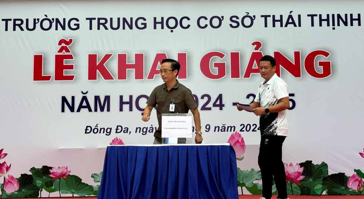 Cán bộ, giáo viên trường THCS Thái Thịnh (Đống Đa, Hà Nội) tổ chức quyên góp ủng hộ đồng bào vùng lũ