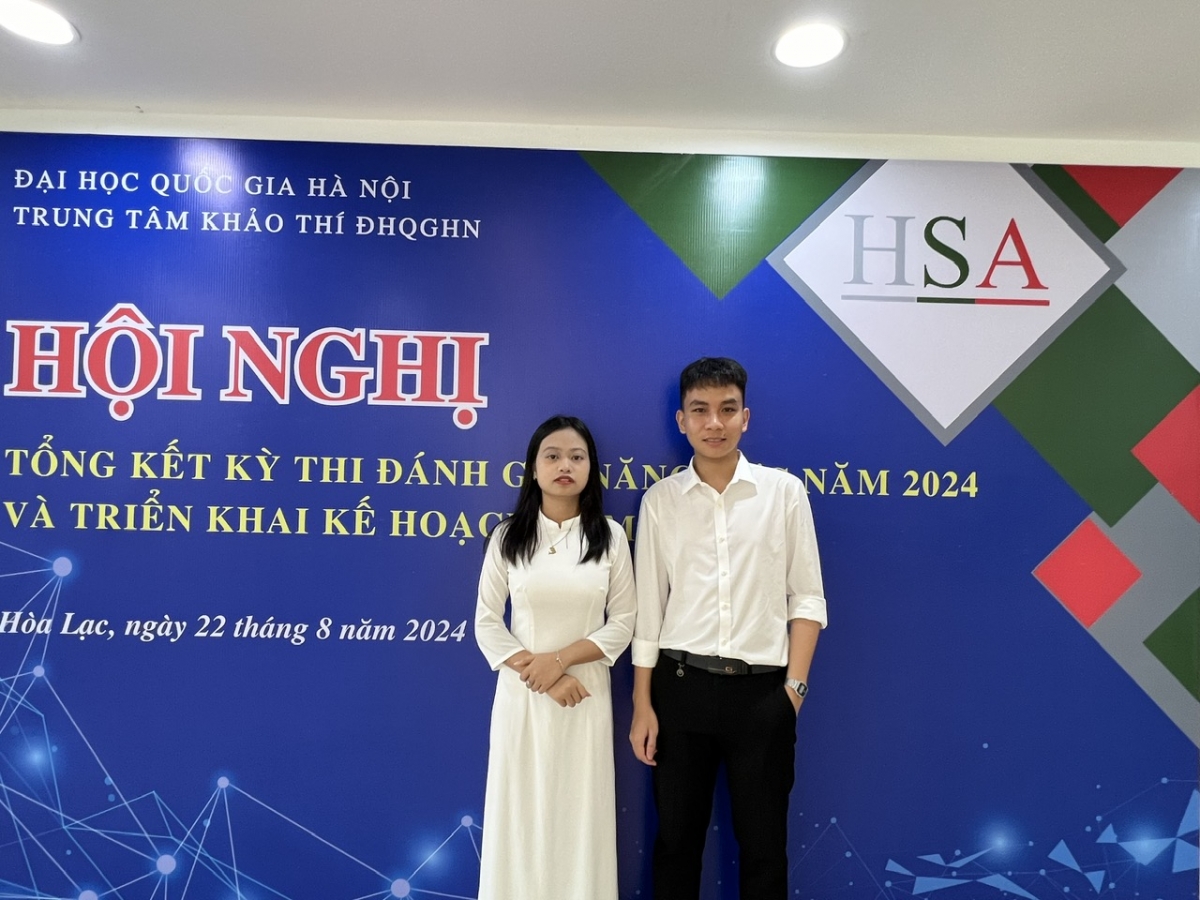 Trần Duy Hưng và Trần Thị Nguyên Hà - học sinh trường THPT Nguyễn Du, huyện Kiến Xương, tỉnh Thái Bình - 2 Á khoa trong kỳ thi HSA 2024