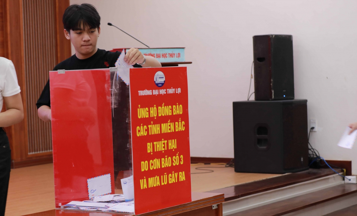 Cán bộ, giảng viên, viên chức, người lao động và sinh viên trường ĐH Thủy Lợi ủng hộ đồng bào thiên tai