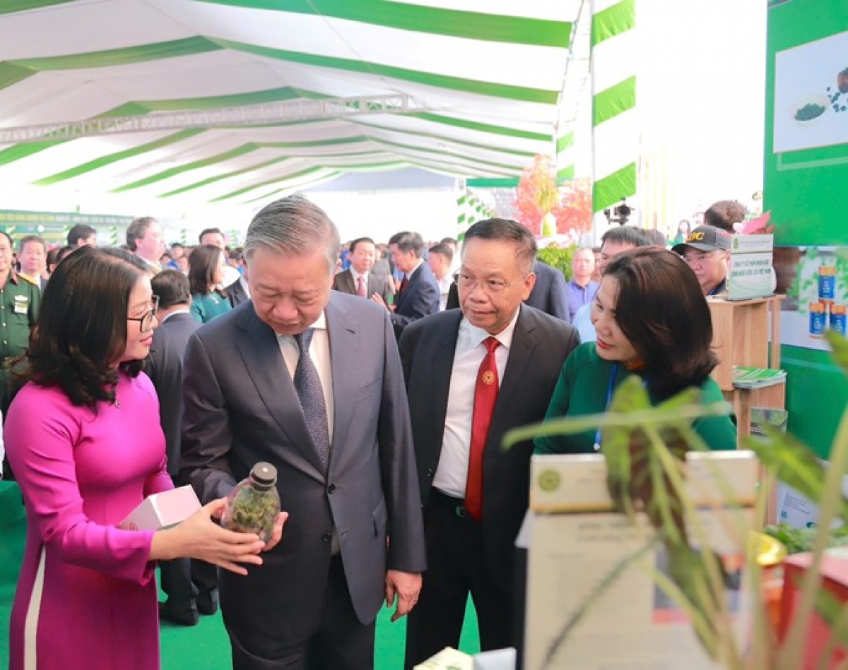 Tổng Bí thư, Chủ tịch nước Tô Lâm thăm triển lãm thành tự khoa học của thầy trò HVNNVN