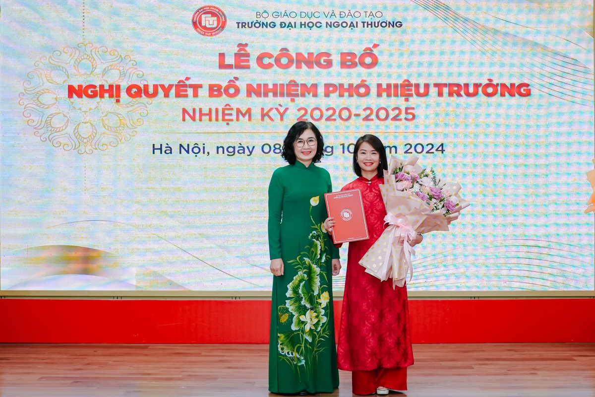 PGS, TS Lê Thị Thu Thủy - Chủ tịch Hội đồng Trường đã trao Nghị quyết và hoa chúc mừng cho PGS.TS Vũ Thị Hiền - Tân Phó Hiệu trưởng Trường Đại học Ngoại thương