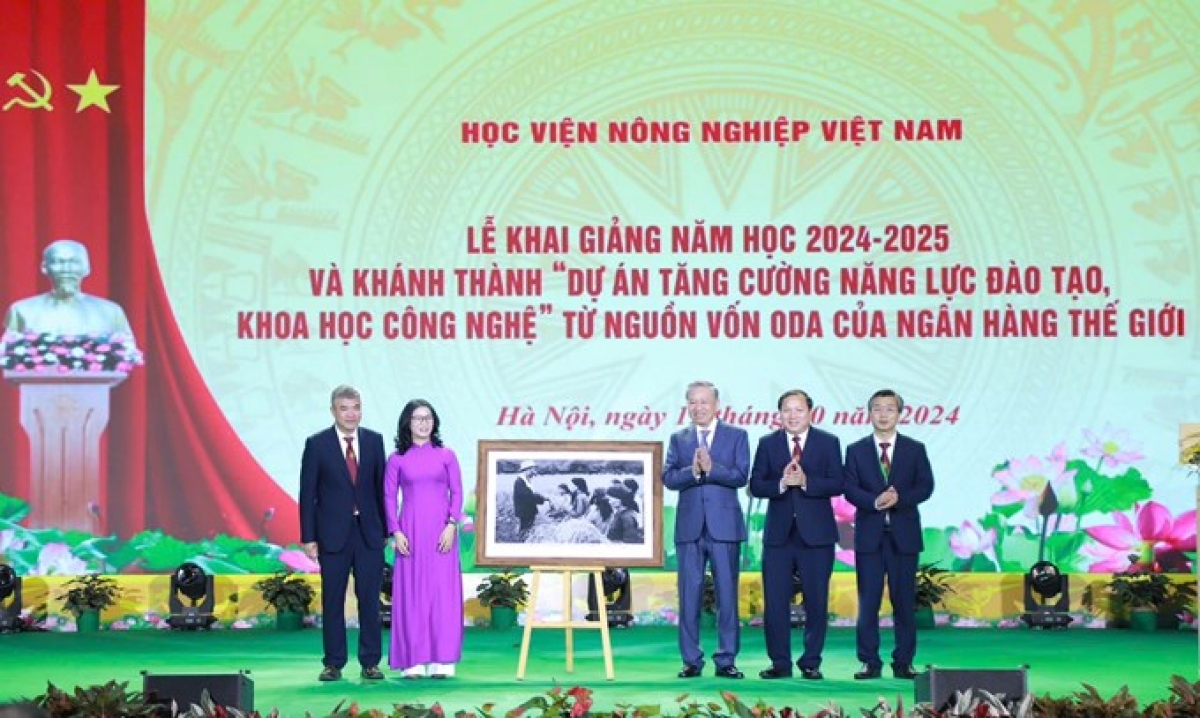 Tổng Bí thư, Chủ tịch nước Tô Lâm tặng bức ảnh Bác Hồ cho Học viện Nông nghiệp Việt Nam