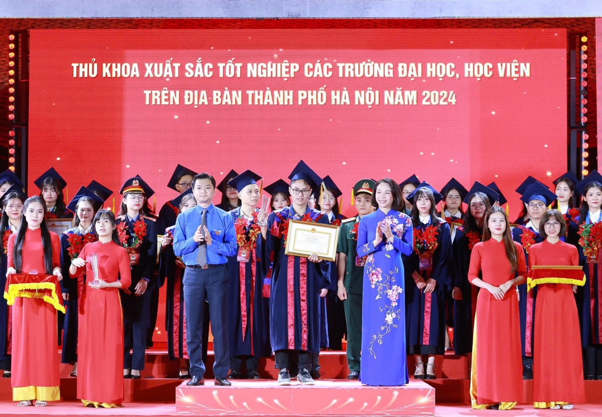 Lê Văn Vũ, thủ khoa Trường Đại học Giao thông Vận tải trong Lễ vinh danh