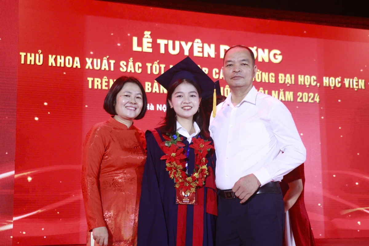 Thủ khoa Trần Lê Hân cùng bố mẹ. Ảnh NVCC