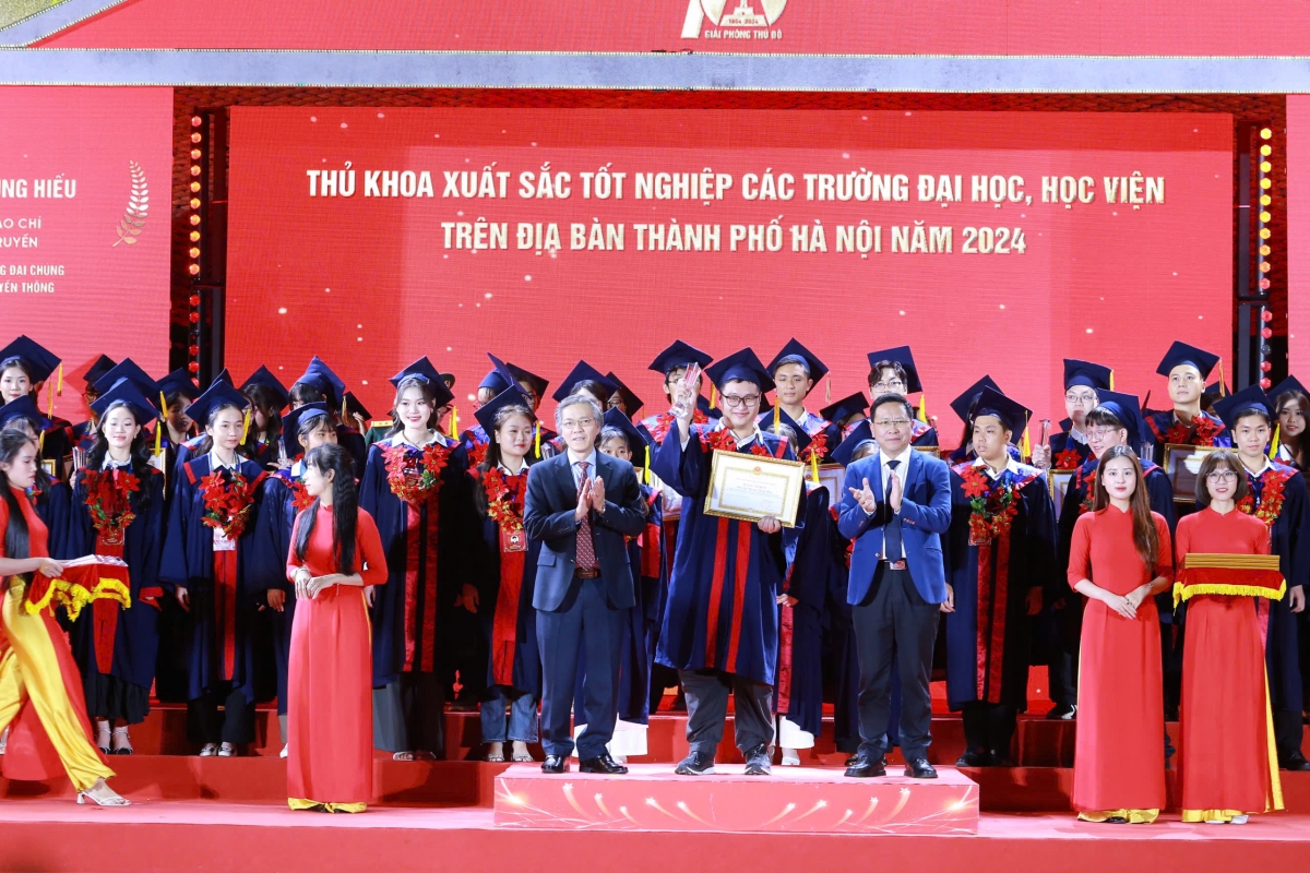Thủ khoa Nguyễn Trung Hiếu trên bục nhận bằng khen và cúp Thủ khoa xuất sắc. (Ảnh NVCC)
