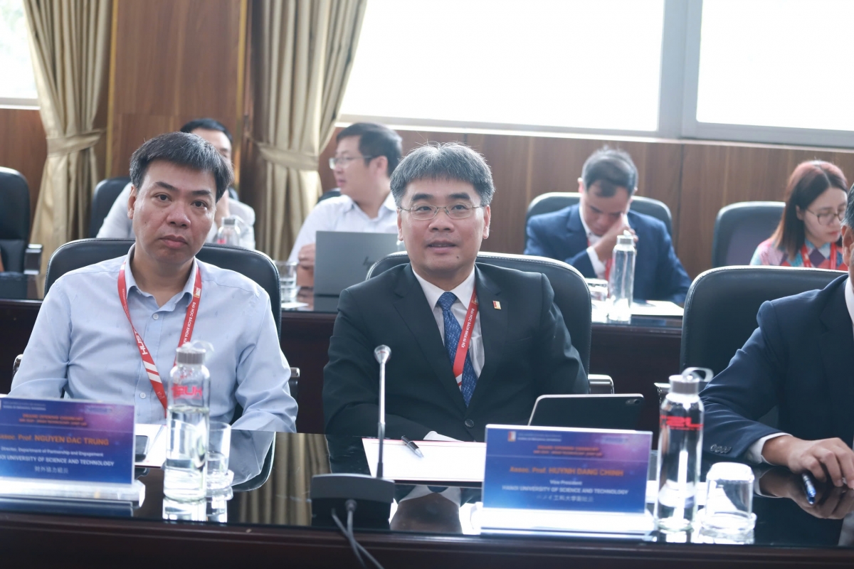 PGSTS Huỳnh Đăng Chính Phó Giám đốc Đại học Bách Khoa Hà Nội (ảnh phải)