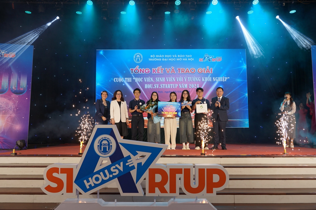 Ông Trần Văn Đạt - Vụ trưởng Vụ giáo dục chính trị và công tác Học sinh sinh viên (Bộ GD-ĐT) và PGS.TS Nguyễn Thị Nhung - Hiệu trưởng Trường ĐH Mở Hà Nội trao giải cho nhóm sinh viên đạt giải Nhất