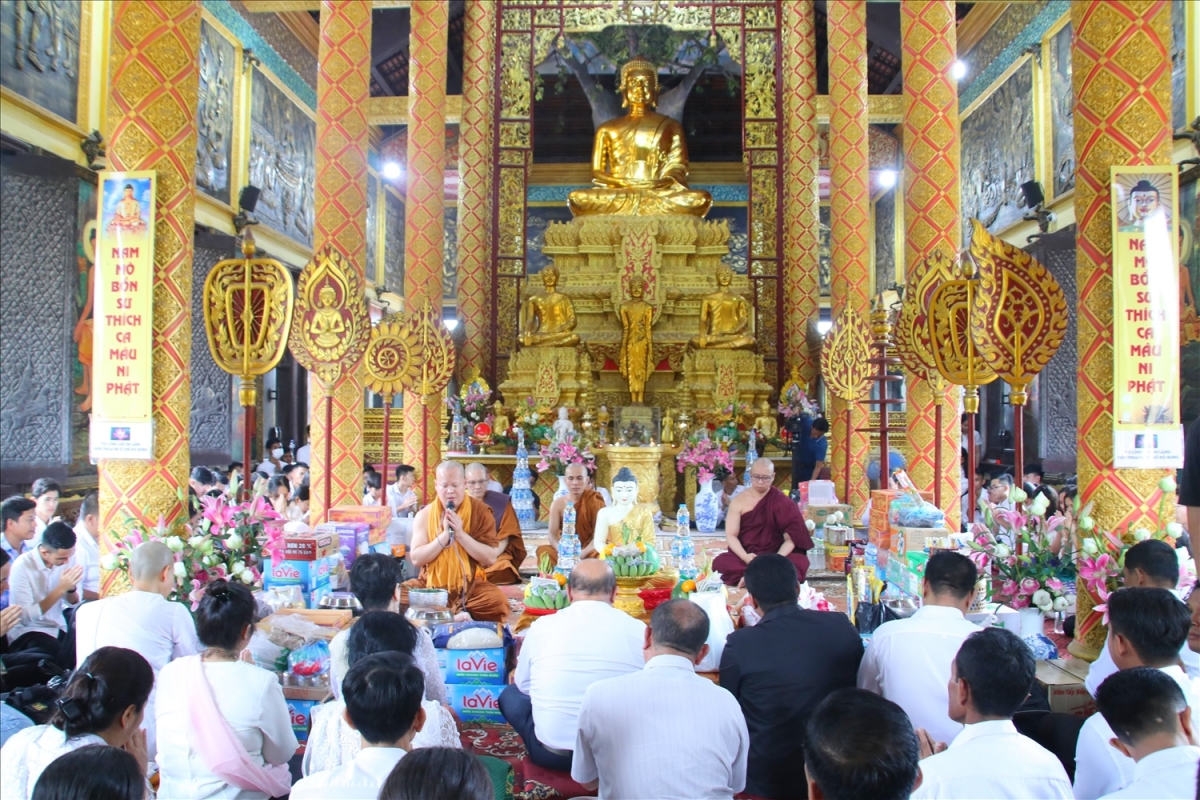 Lễ Sen Dolta theo phong tục của đồng bào Khmer Nam bộ tưởng nhớ đến công ơn sinh thành dưỡng dục của ông bà, cha mẹ