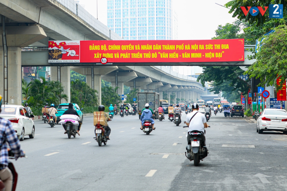 Biểu tượng chính thức kỷ niệm 70 năm ngày Giải phóng Thủ đô được bố trí tại nhiều khu vực đông dân cư, bùng binh, quảng trường, thu hút sự chú ý của người dân.