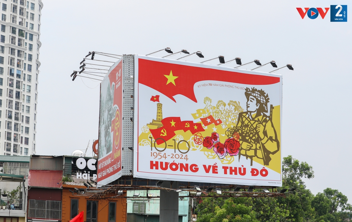 Những logo, tranh cổ động được sử dụng để trang trí là kết quả từ Cuộc thi sáng tác tranh cổ động và logo tuyên truyền kỷ niệm 70 năm Ngày Giải phóng Thủ đô (10/10/1954 - 10/10/2024).