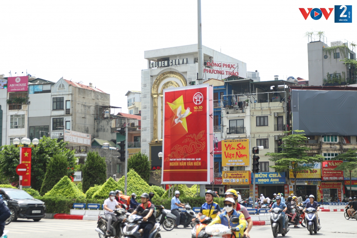 Cụm pano tuyên truyền về kỷ niệm 70 năm Ngày Giải phóng Thủ đô tại khu vực Ngã 6 Ô Chợ Dừa.