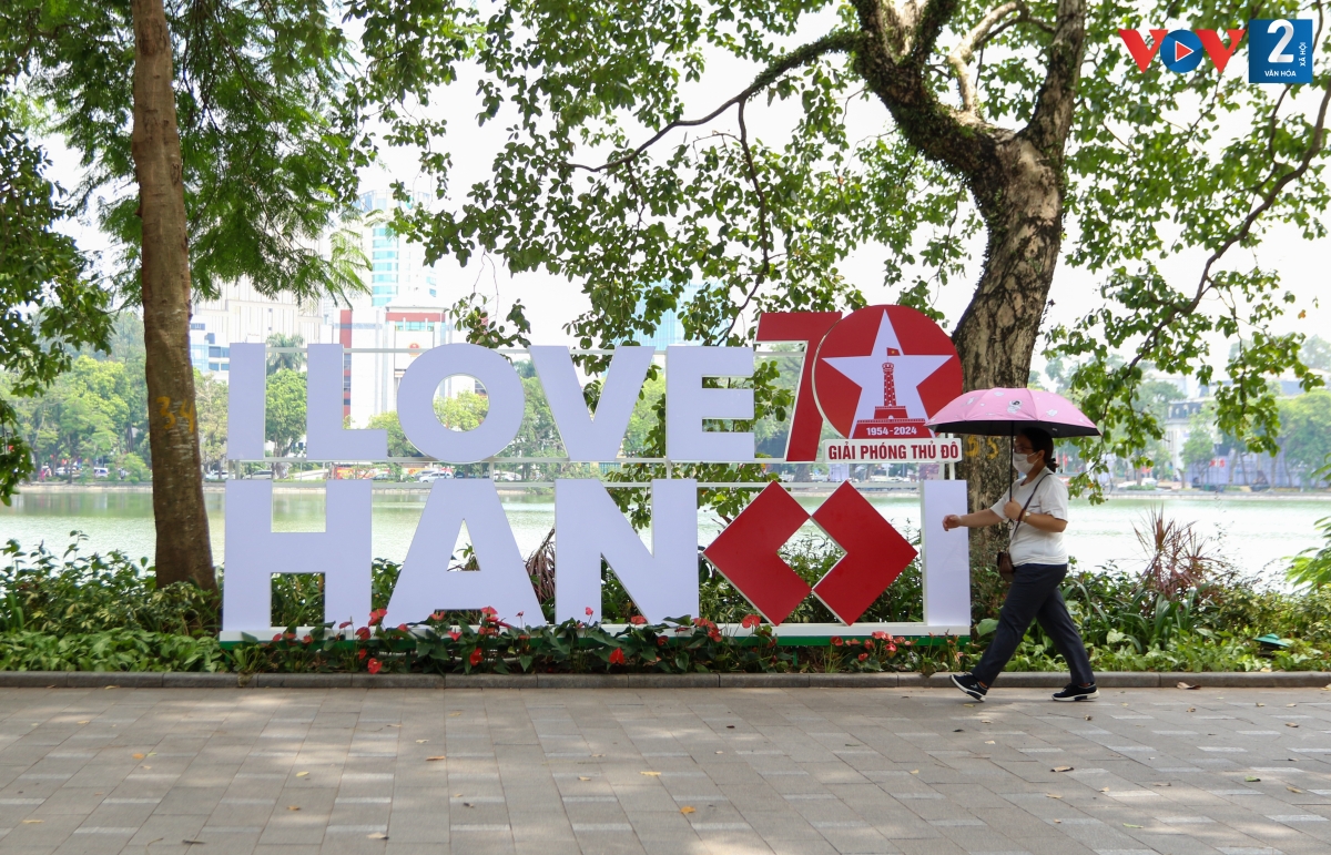 Để chia sẻ khó khăn với người dân miền Bắc sau bão số 3, Hà Nội tổ chức kỷ niệm 70 năm Ngày Giải phóng Thủ đô trang trọng nhưng tiết kiệm.