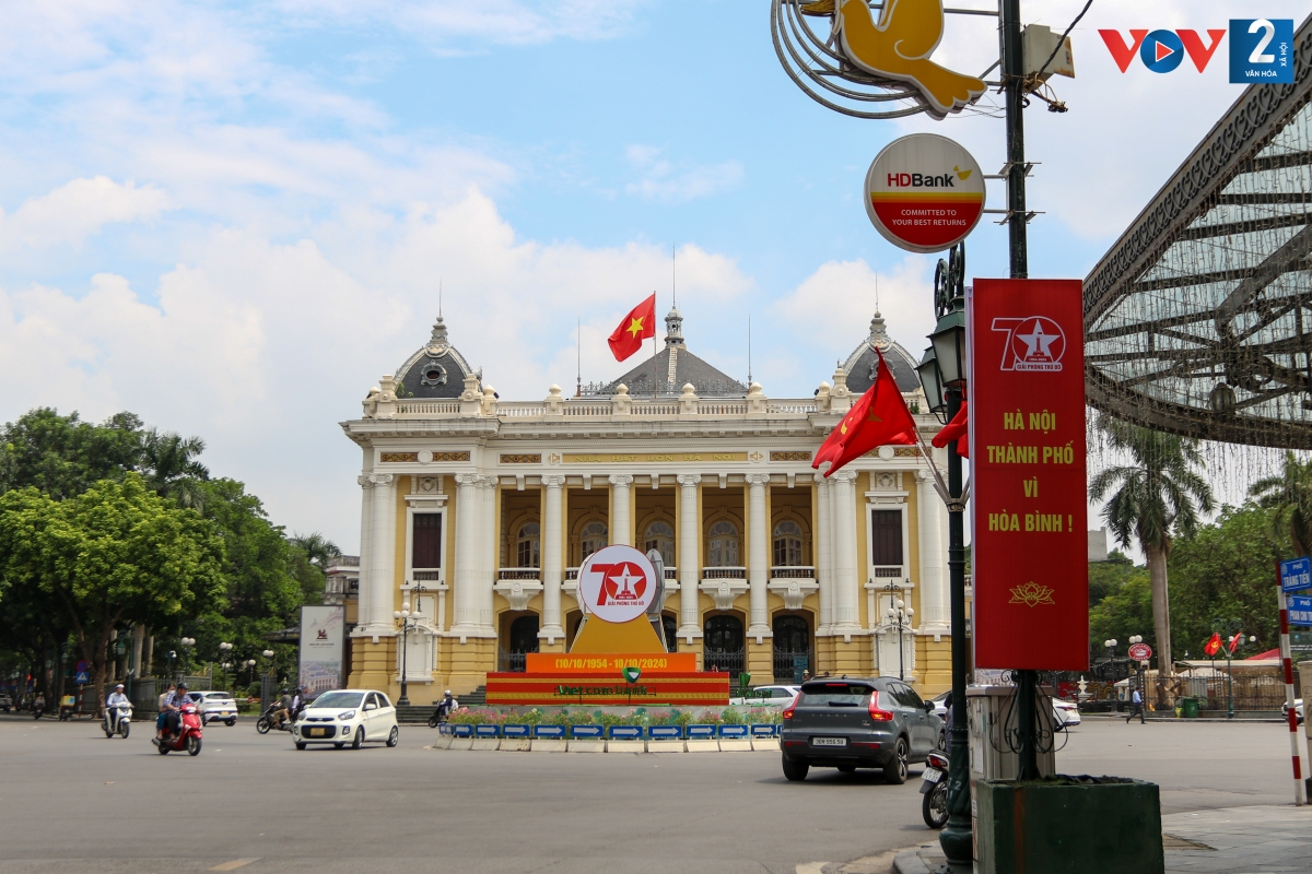 Khu vực Nhà hát Lớn Hà Nội, phố Tràng Tiền được trang trí những pano rực rỡ.