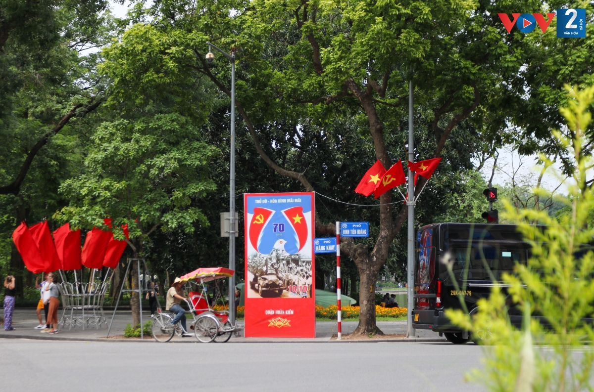 Những ngày đầu tháng 10, đường phố Hà Nội rợp sắc đỏ của lá cờ Tổ quốc cũng như loạt áp phích, băng rôn hướng tới kỷ niệm 70 năm Ngày Giải phóng Thủ đô (10/10/1954-10/10/2024).