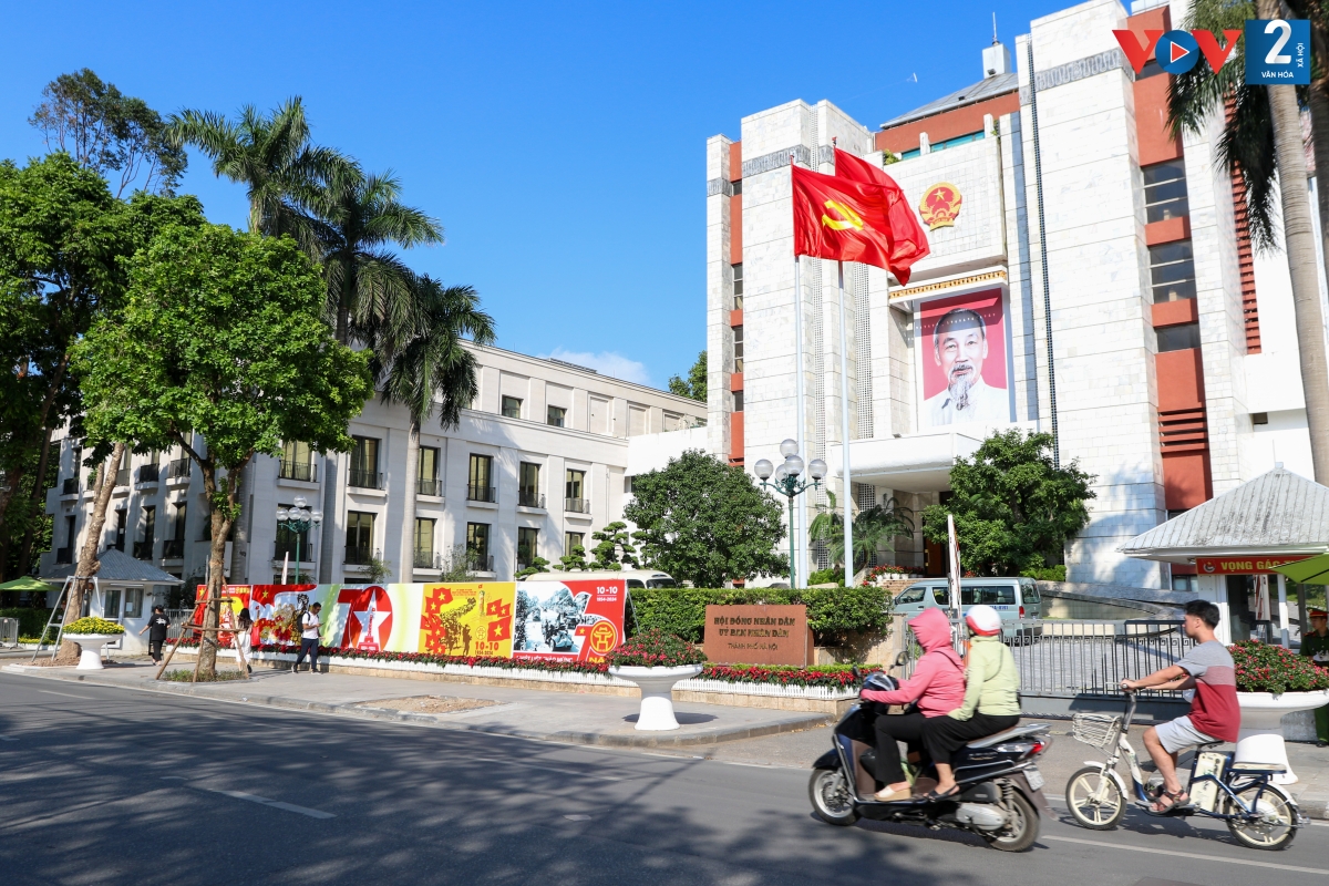 Trụ sở Hội đồng nhân dân-Ủy ban nhân dân Thành phố Hà Nội với tấm áp phích chào mừng ngày Giải phóng Thủ đô trải dài cả đoạn phố.